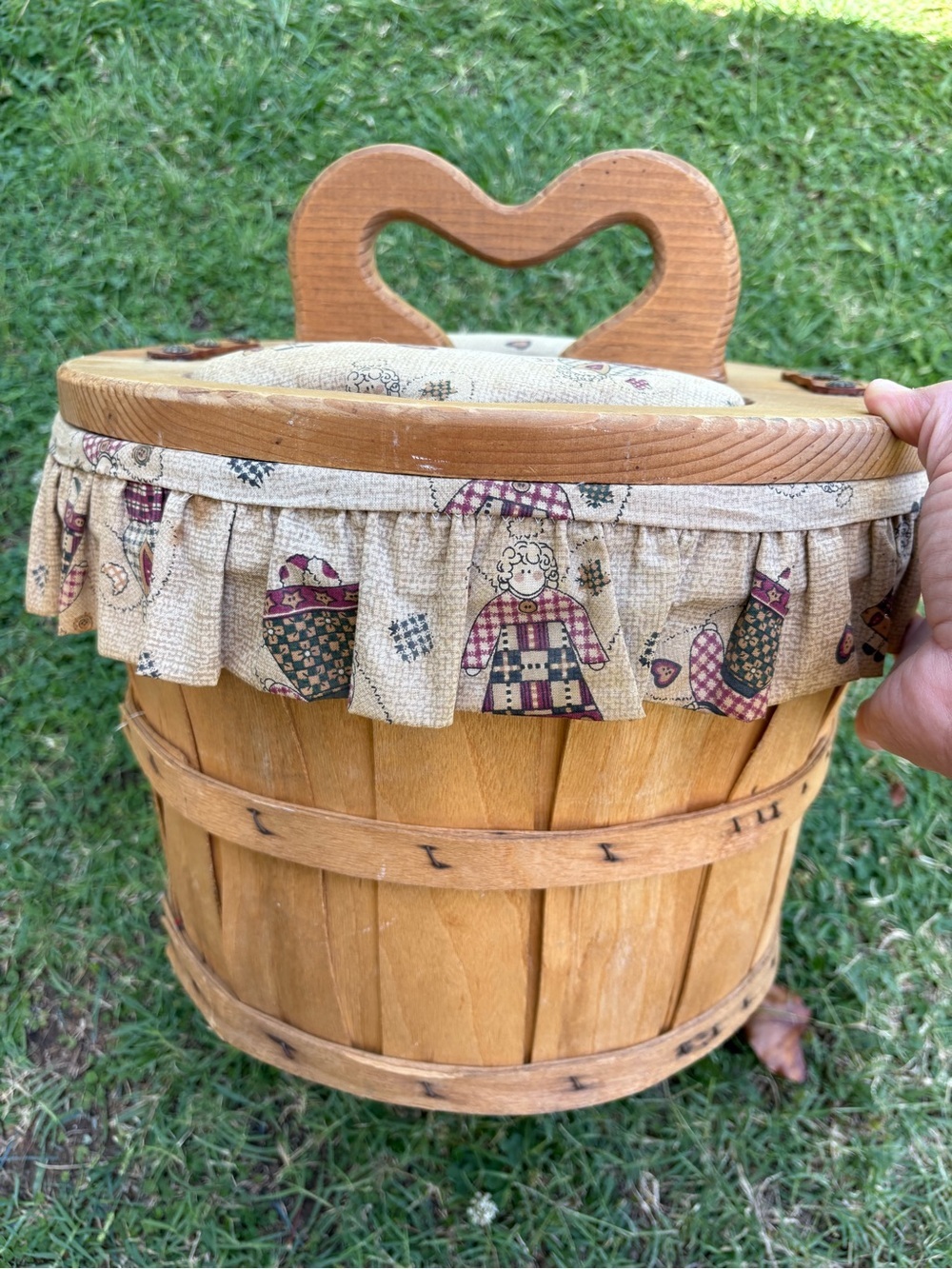 VINTAGE FABRIC LINED BUSHEL FLIP TOP SEWING BASKET LHEART WOOD GRANNY COTTAGE